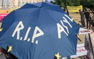 GEAS Protest vor dem Bundestag RIP Asyl Regenschirm