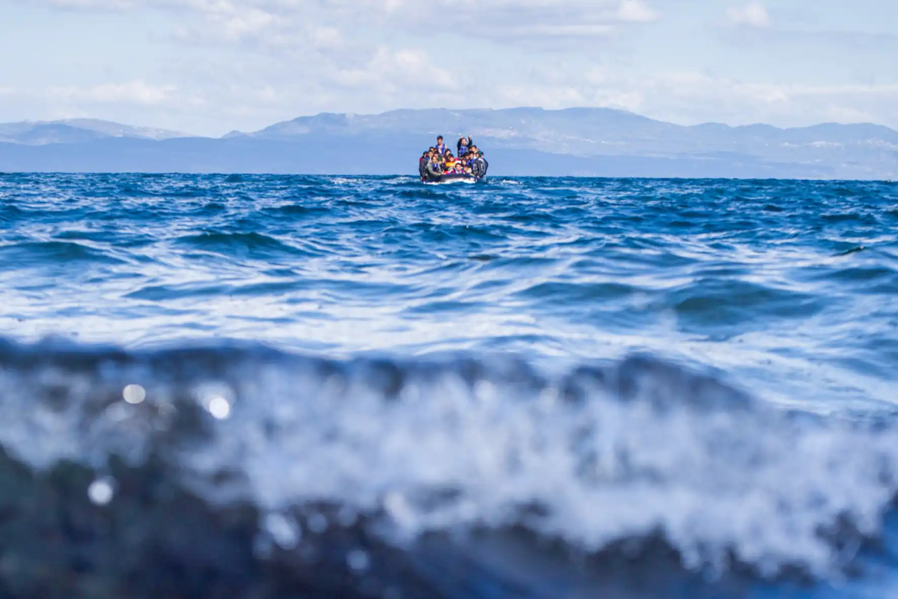 Boot mit Geflüchteten vor Lesbos